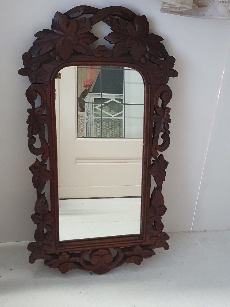Vintage houten spiegel met sierlijk houtsnijwerk, Minder dan 50 cm, Gebruikt, Ophalen of Verzenden, Minder dan 100 cm