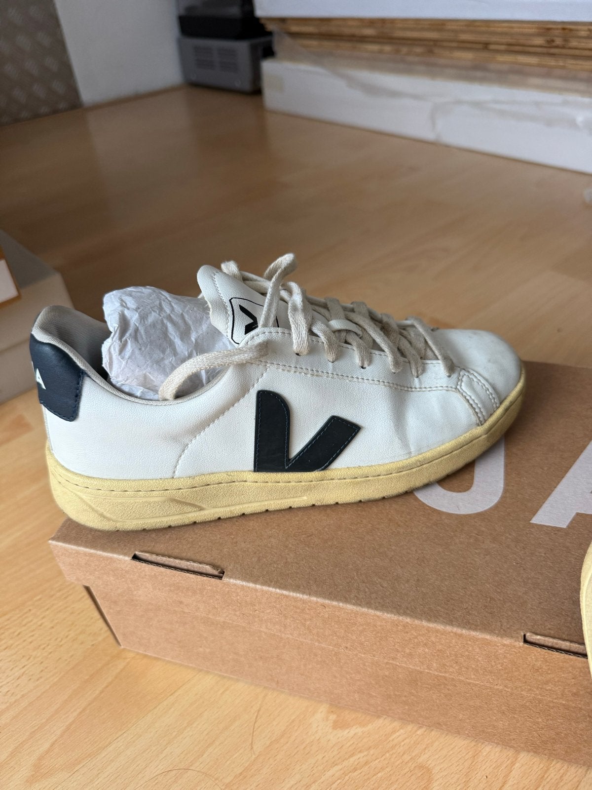 Veja V-10 Sneakers - Wit met donkerblauwe details, Ophalen of Verzenden, Gedragen, Wit, Sneakers of Gympen