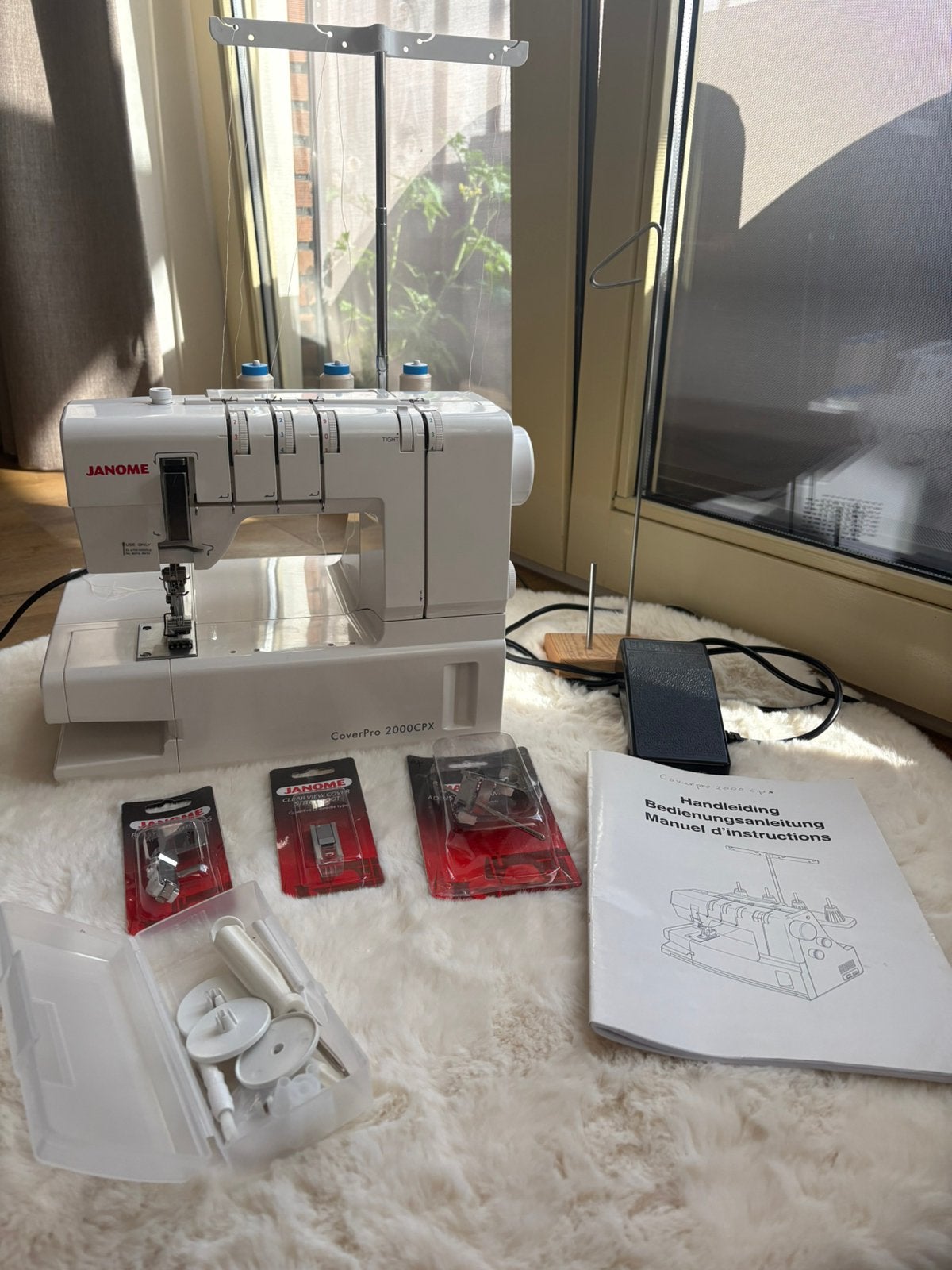 Janome CoverPro 2000CPX Covermachine inclusief accessoires, Hobby en Vrije tijd, Naaimachines en Toebehoren, Ophalen, Zo goed als nieuw