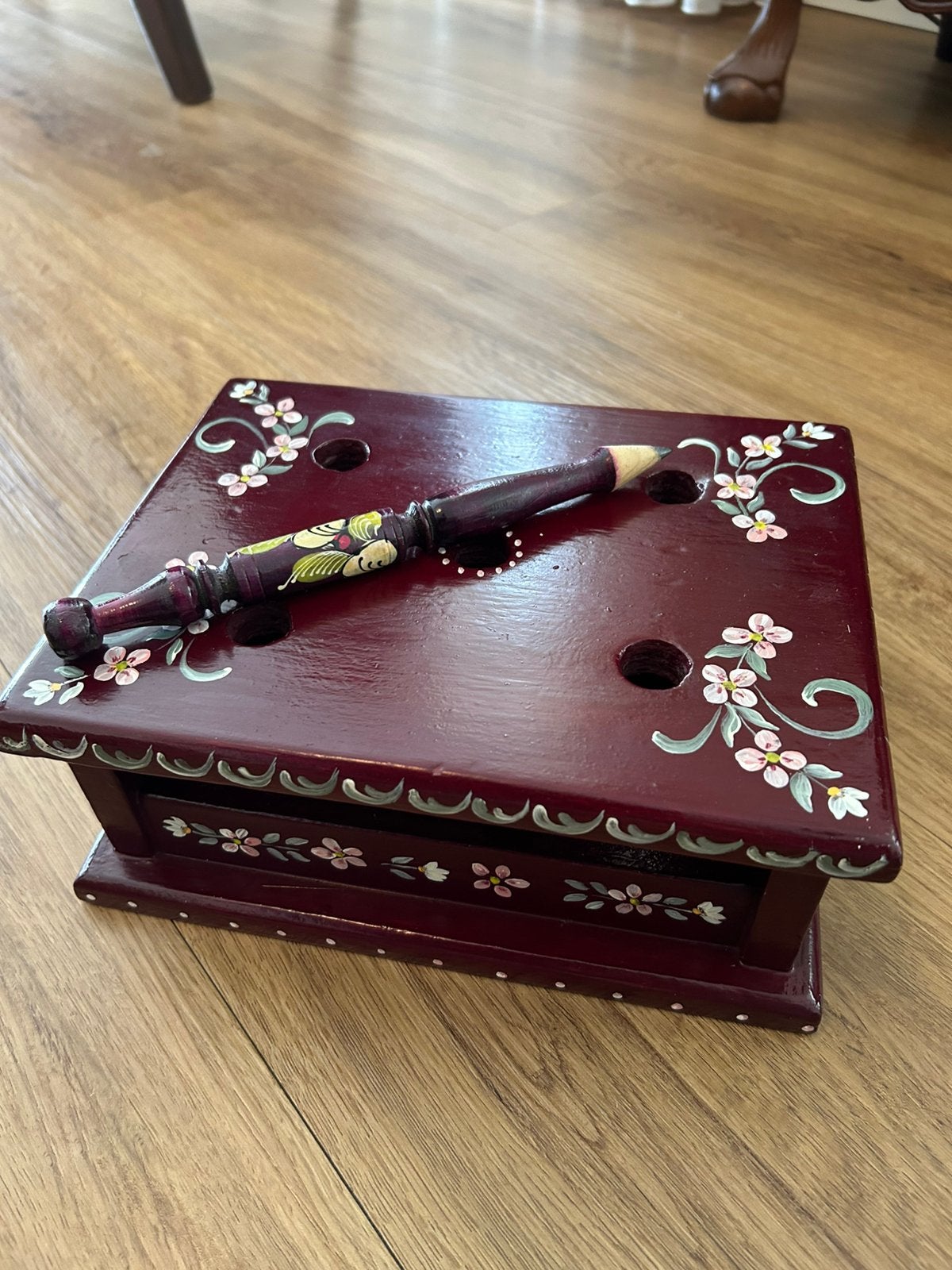 Gedecoreerde houten voeten stoof., Antiek en Kunst, Antiek | Woonaccessoires, Ophalen of Verzenden