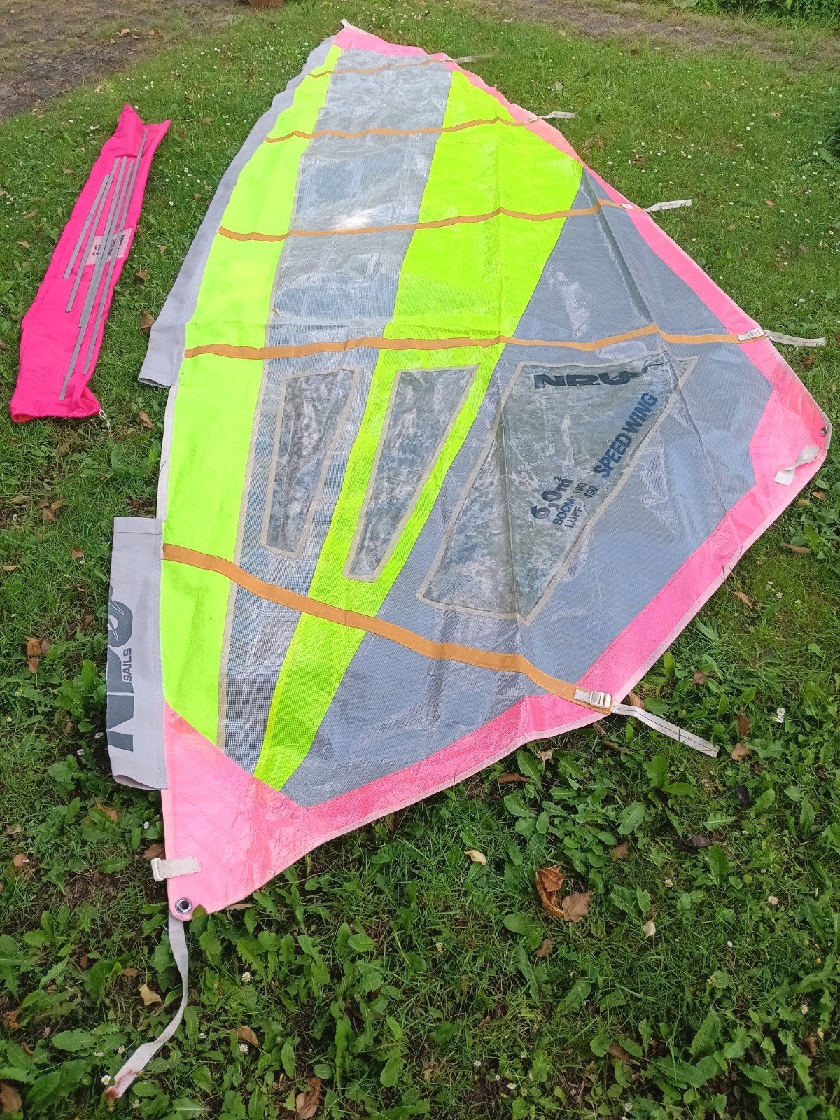 Surfzeil NPU SpeedWing 6.0 (mast en mastvoet), Watersport en Boten, Windsurfen, Gebruikt, 5 tot 6.5 m², Ophalen of Verzenden, Zeil