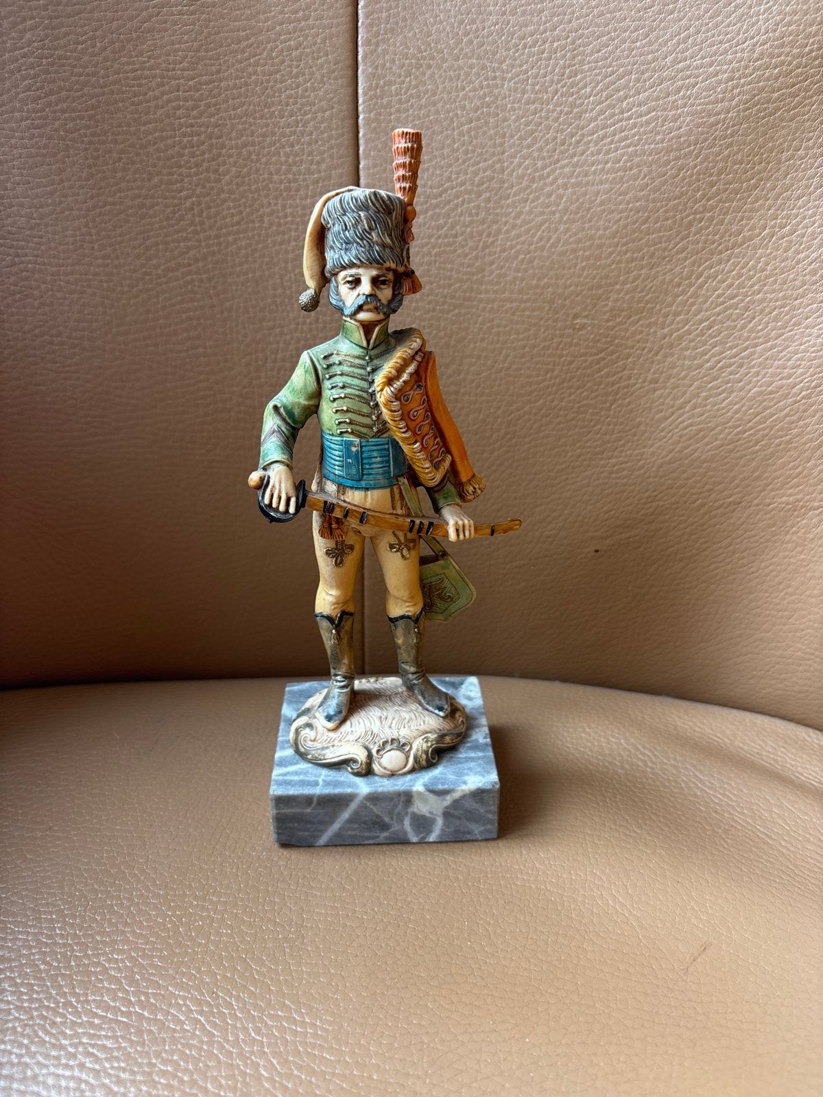 Vintage Hars Soldaat Beeldje op Marmeren Voet, Antiek en Kunst, Ophalen of Verzenden