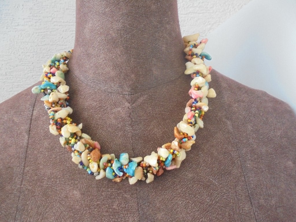 De ketting bestaat uit meerkleurige strengen, Ophalen of Verzenden, Zo goed als nieuw, Overige materialen