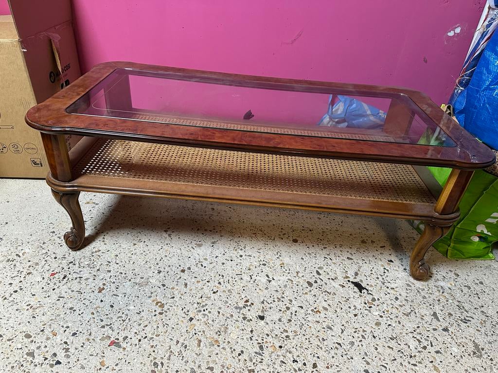 Klassieke salontafel met glasplaat en rotan detail, Ophalen, Gebruikt, 100 tot 150 cm, 50 tot 100 cm