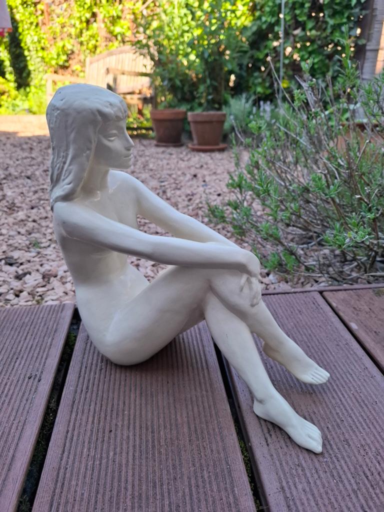 Vintage Beeld Zittende Vrouw - Keramiek - 1979? Slowakije, Antiek en Kunst, Ophalen of Verzenden, 20 - 50 cm, Steen of Keramiek