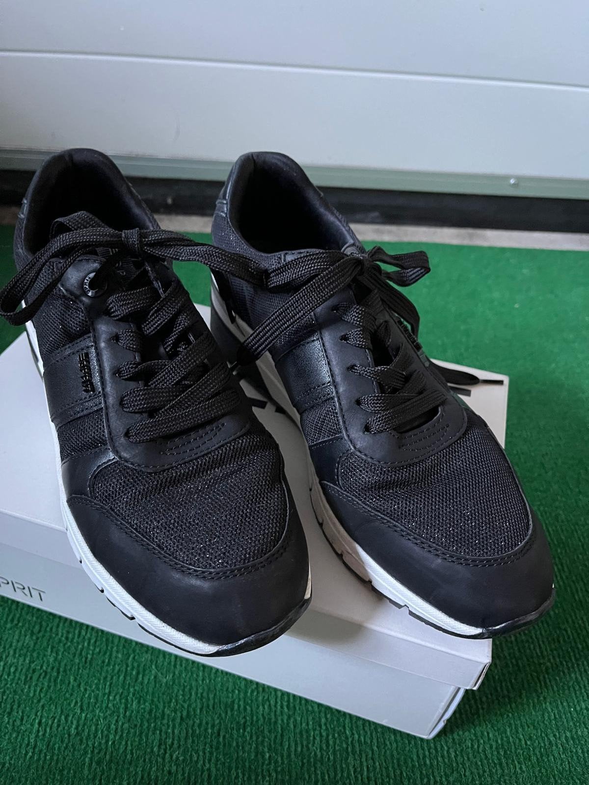 Esprit sneakers zwart - Zo goed als nieuw, Kleding | Dames, Zwart, Ophalen of Verzenden, Esprit, Sneakers of Gympen
