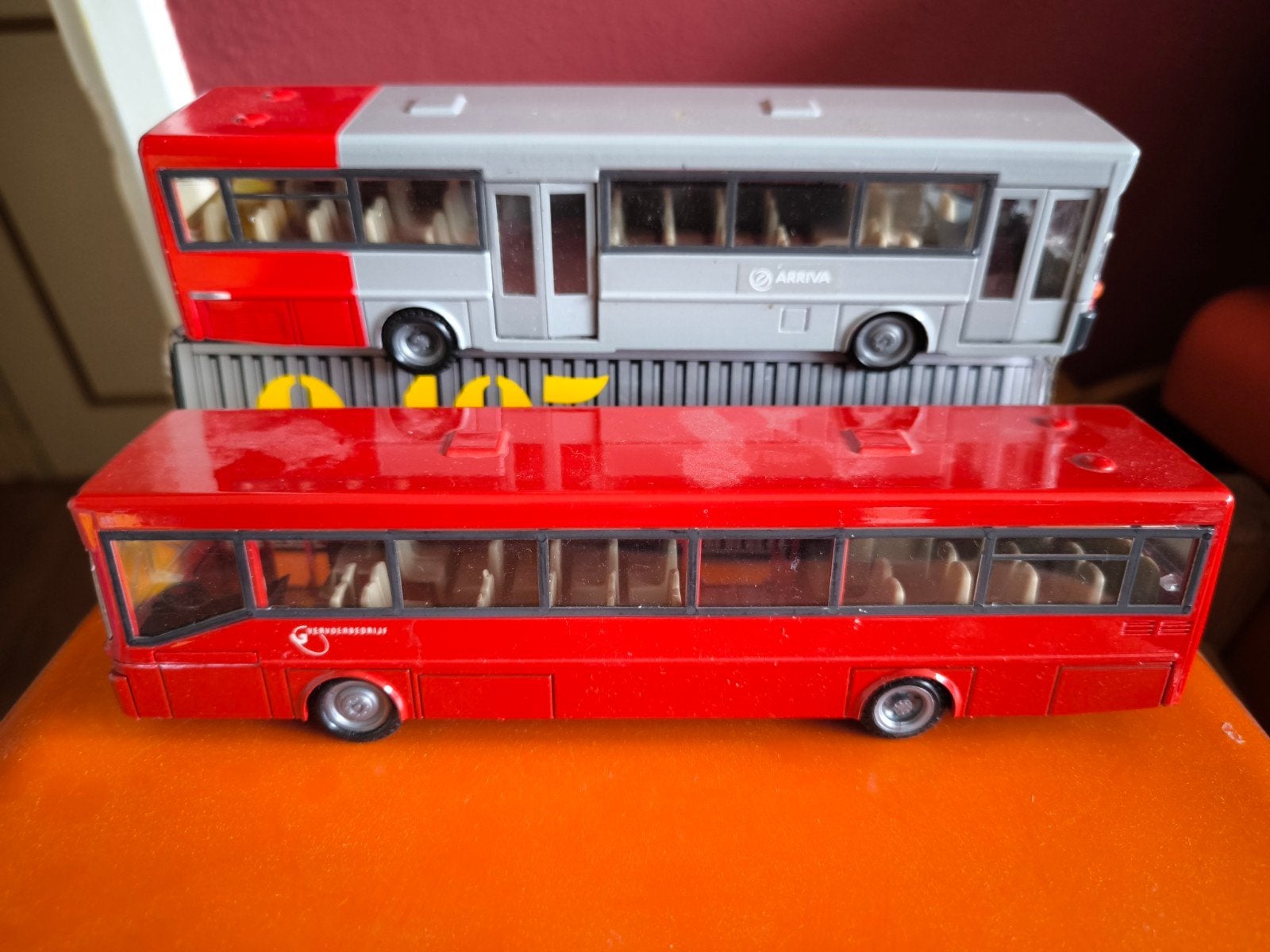 Set van 2 modelbussen: Arriva en GVB Groningen stadsbus, Hobby en Vrije tijd, Modelauto's | 1:50, Verzenden, Gebruikt, Overige typen