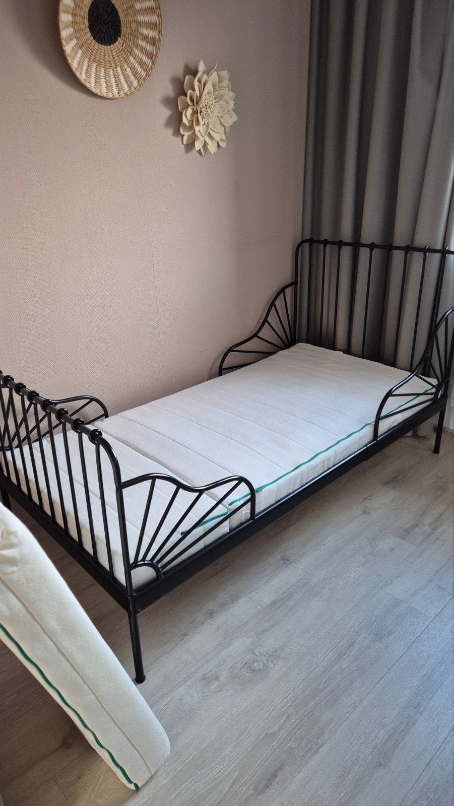 Ikea Minnen uitschuifbaar kinderbed met matras, Huis en Inrichting, Ophalen, Verstelbaar, Eenpersoons, Zwart