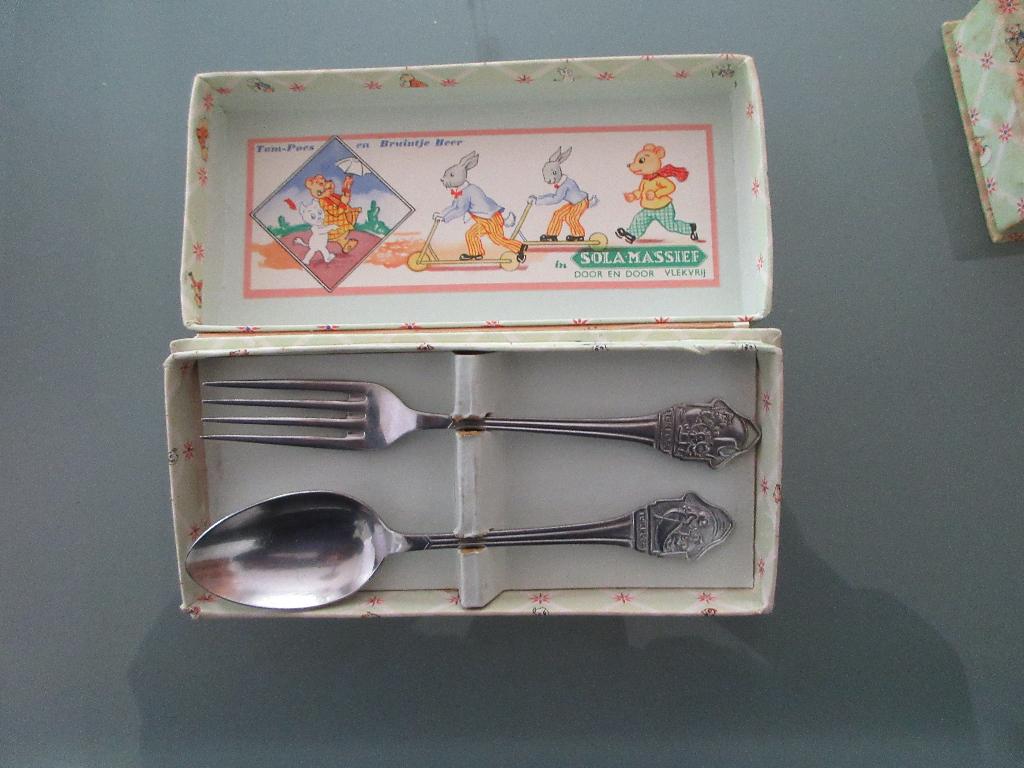 Kinderbestek 3x van Bommel en Tom Poes met verpakking, Boeken, Marten Toonder, Ophalen of Verzenden, Zo goed als nieuw, Meerdere stripboeken