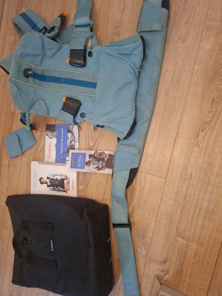 BabyBjörn Draagzak One - Lichtblauw met tas, Kinderen en Baby's, Babydragers en Draagdoeken, Gebruikt, Draagzak, Buik of Rug, Baby Björn