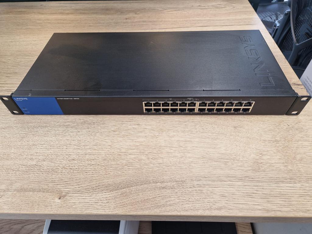 Linksys LGS124P 24-poorts Gigabit PoE+ Switch, Ophalen, Gebruikt
