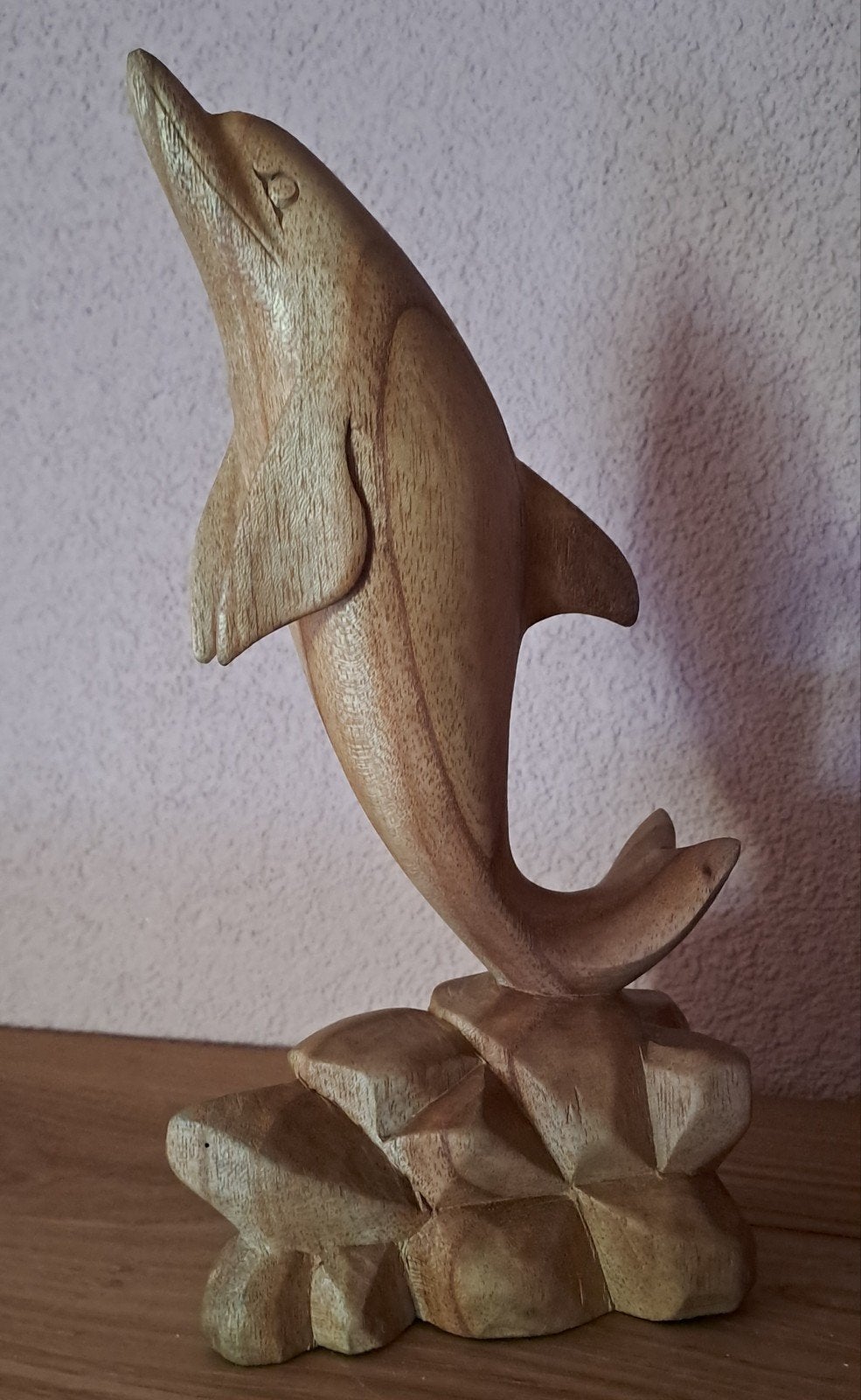 Houten handgesnede dolfijn beeldje op rots, Ophalen of Verzenden, 20 - 50 cm, Zeeleven, Beeld
