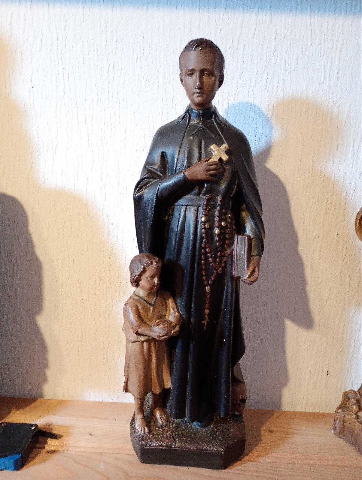Antiek beeld van heilige met kind en kruis, Ophalen of Verzenden
