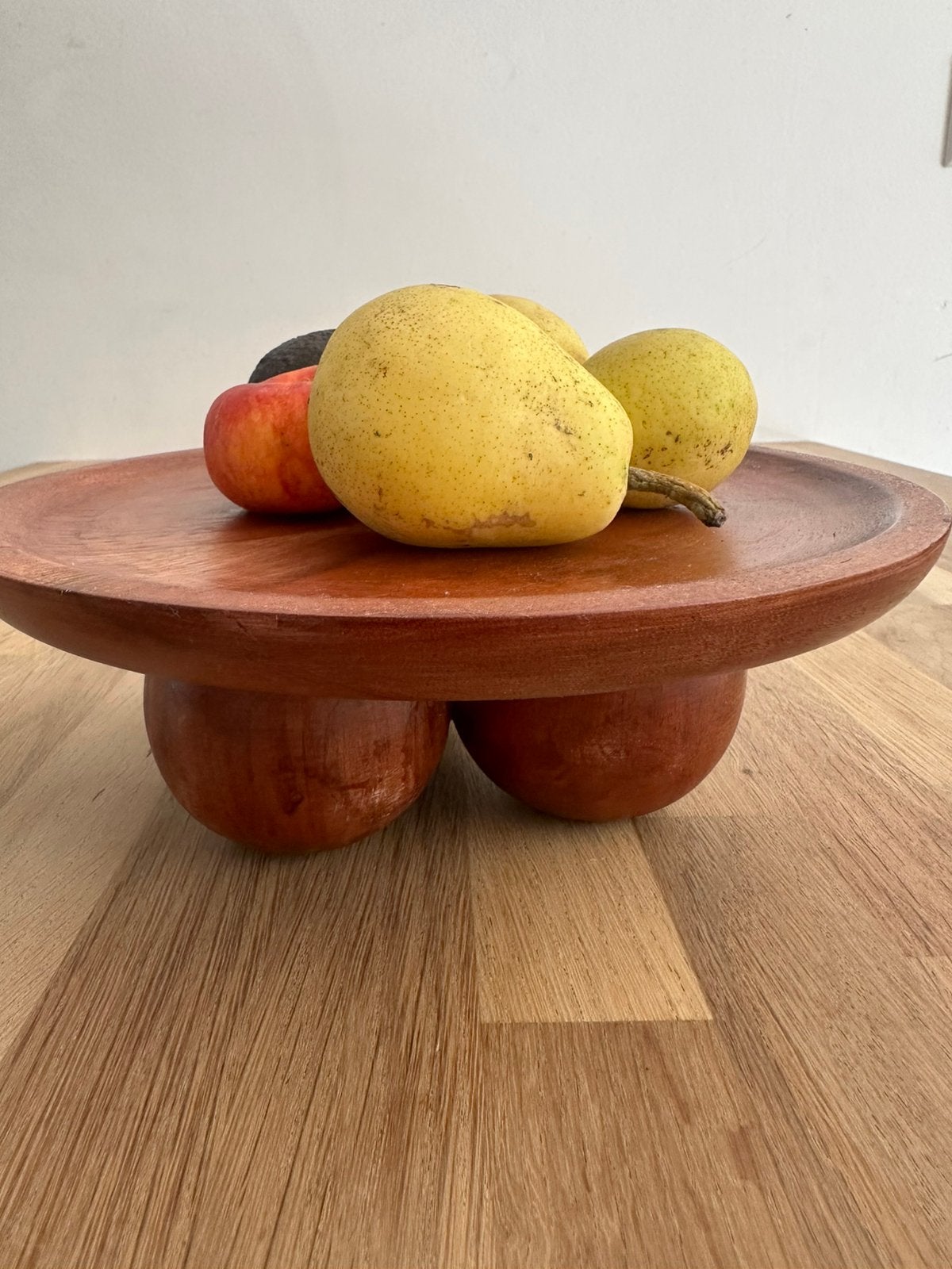 Sissy-Boy houten schaal op bolpoten – sculpturaal design, Huis en Inrichting, Ophalen, Zo goed als nieuw, Rond, Hout