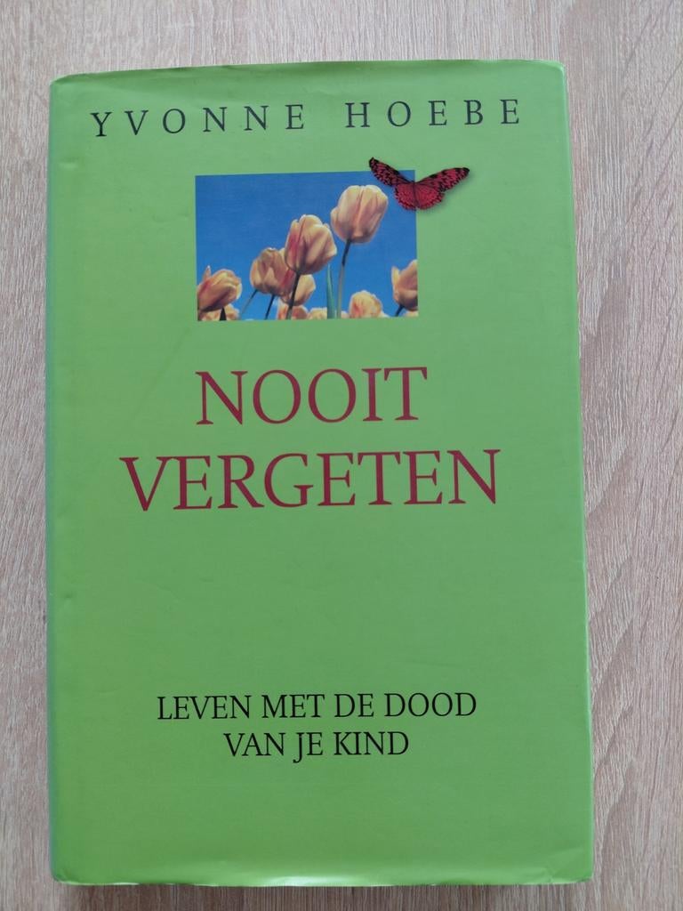 Y. Hoebe - Nooit vergeten, Ophalen of Verzenden, Zo goed als nieuw, Y. Hoebe