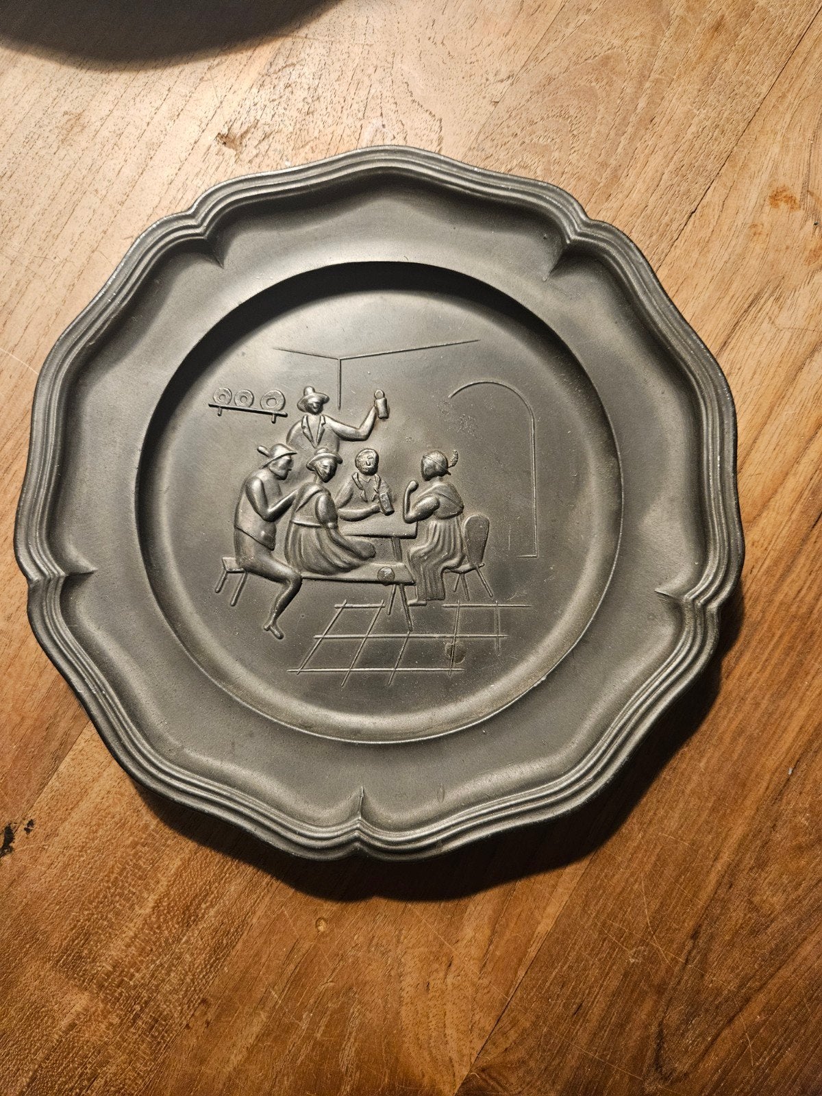 Decoratief tinnen bord met reliëfscène, Ophalen of Verzenden