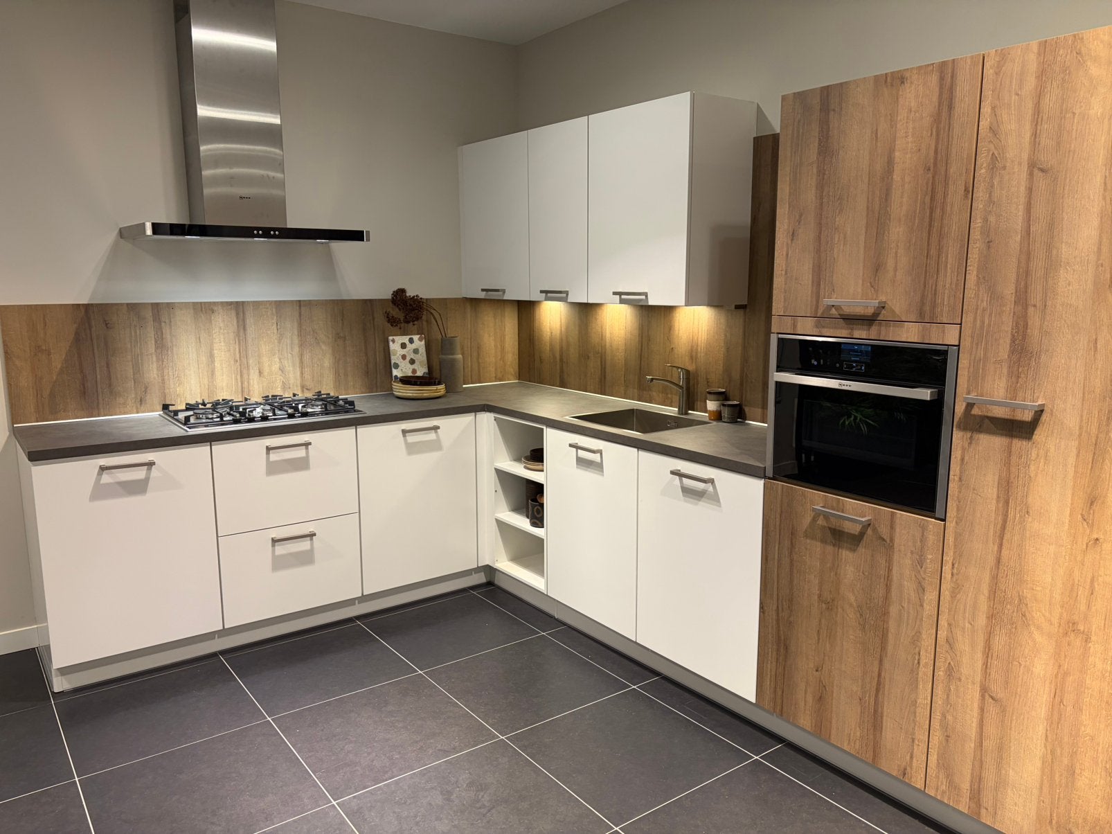 Nieuwe showroomkeuken met NEFF apparatuur – € 5.050, Ophalen, Zo goed als nieuw, Wit