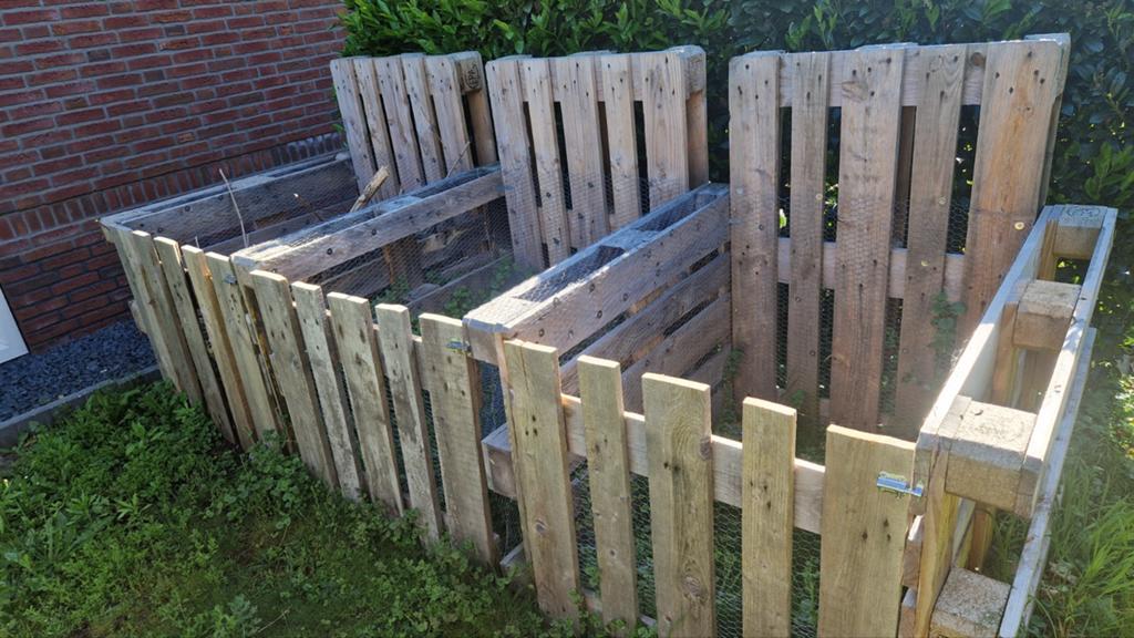 3 Compostbakken met slotjes en kippengaas, Ophalen