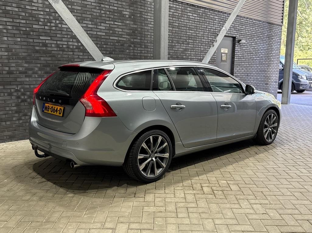 Volvo V60 2.0T Summum | 5-cilinder | CNG | Panoramadak | ACC, Auto's, Euro 5, 1512 kg, Zwart, Automatische klimaatregeling