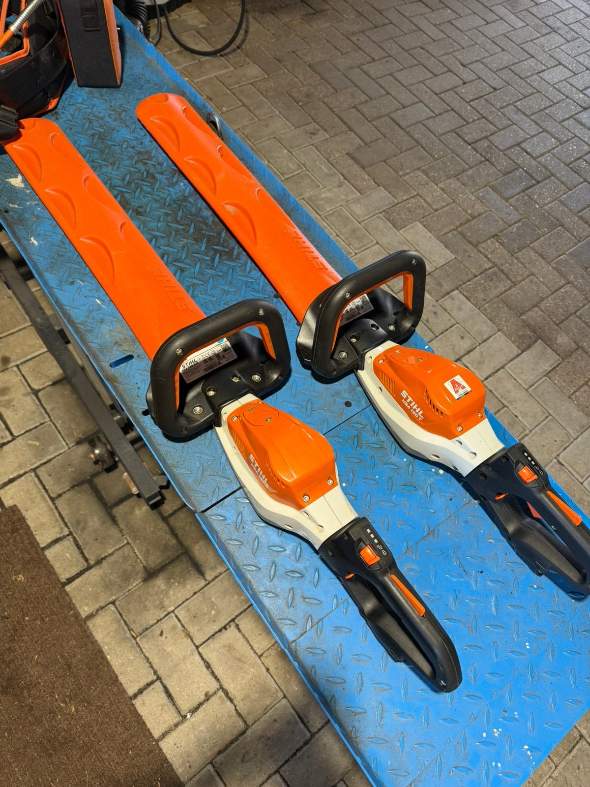 Stihl HSA 130T & 130R Heggenschaar + Accu gordel, Ophalen, Zo goed als nieuw, Accu