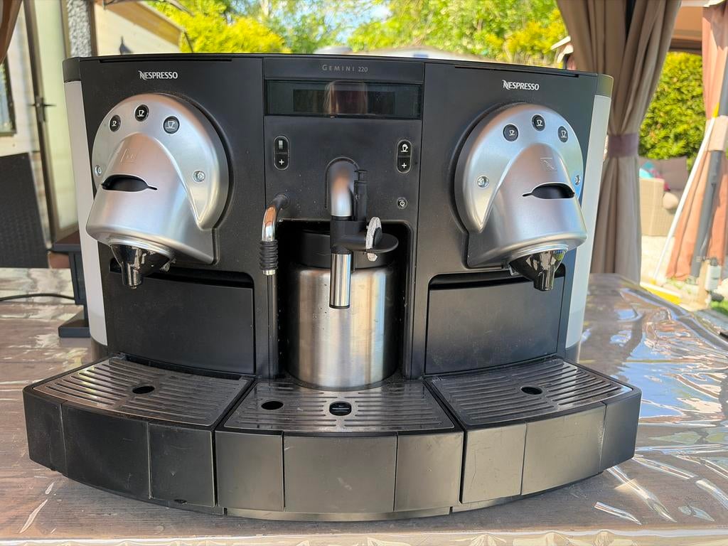 Nespresso Gemini 220 Professionele Koffiemachine, Witgoed en Apparatuur, Koffiezetapparaten, Koffiepads en cups, Gebruikt, 10 kopjes of meer