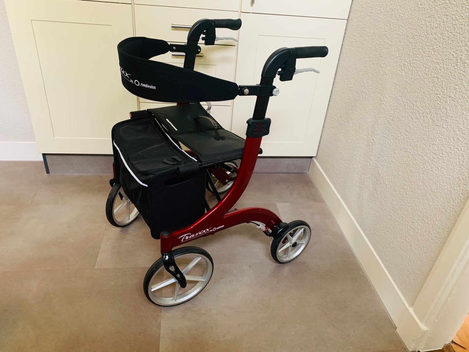 Zo goed als nieuwe Rollator (bordeau rode ) Travixx de Luxe, Ophalen, Lichtgewicht, Zo goed als nieuw