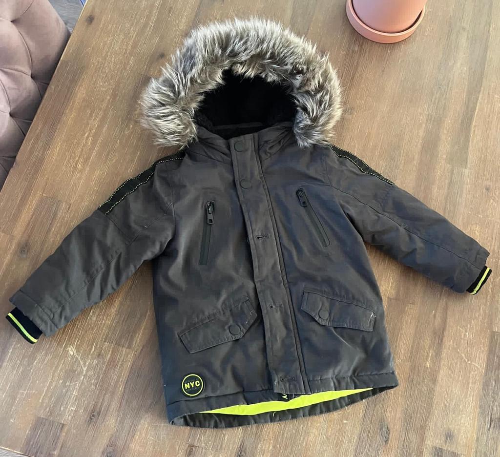 Stoere jongens jas maat 98 met capuchon en bontkraag, Kinderen en Baby's, Kinderkleding | Maat 98, Ophalen of Verzenden, Gebruikt