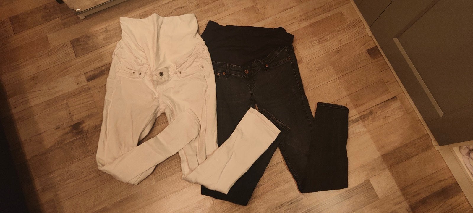 2 zwangerschapsbroeken, Maat 38/40 (M), H&M, Ophalen of Verzenden, Zo goed als nieuw