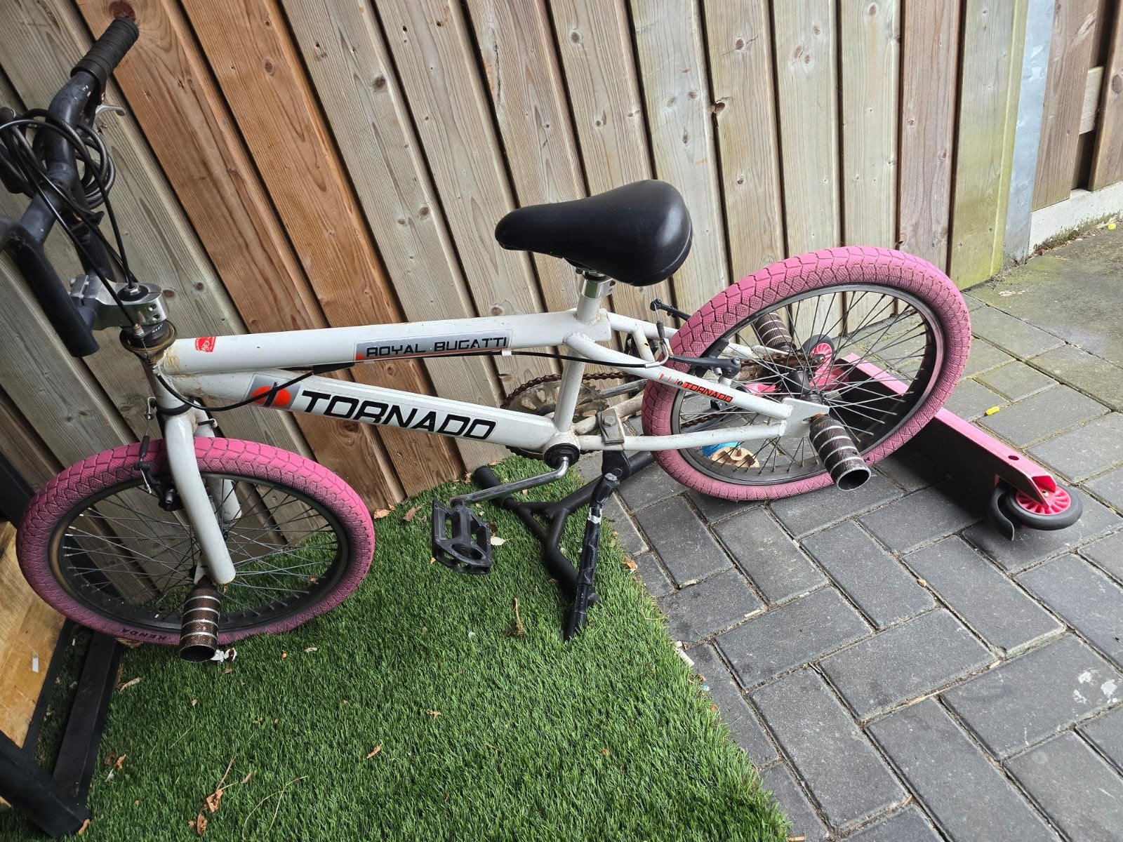 Royal Bugatti Tornado BMX - Wit met roze banden, Ophalen, Gebruikt, Staal, Velgrem