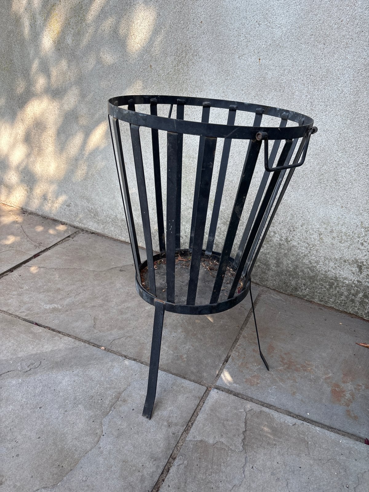 Robuuste metalen vuurkorf op poten, Tuin en Terras, Ophalen, Nieuw, Vuurkorf