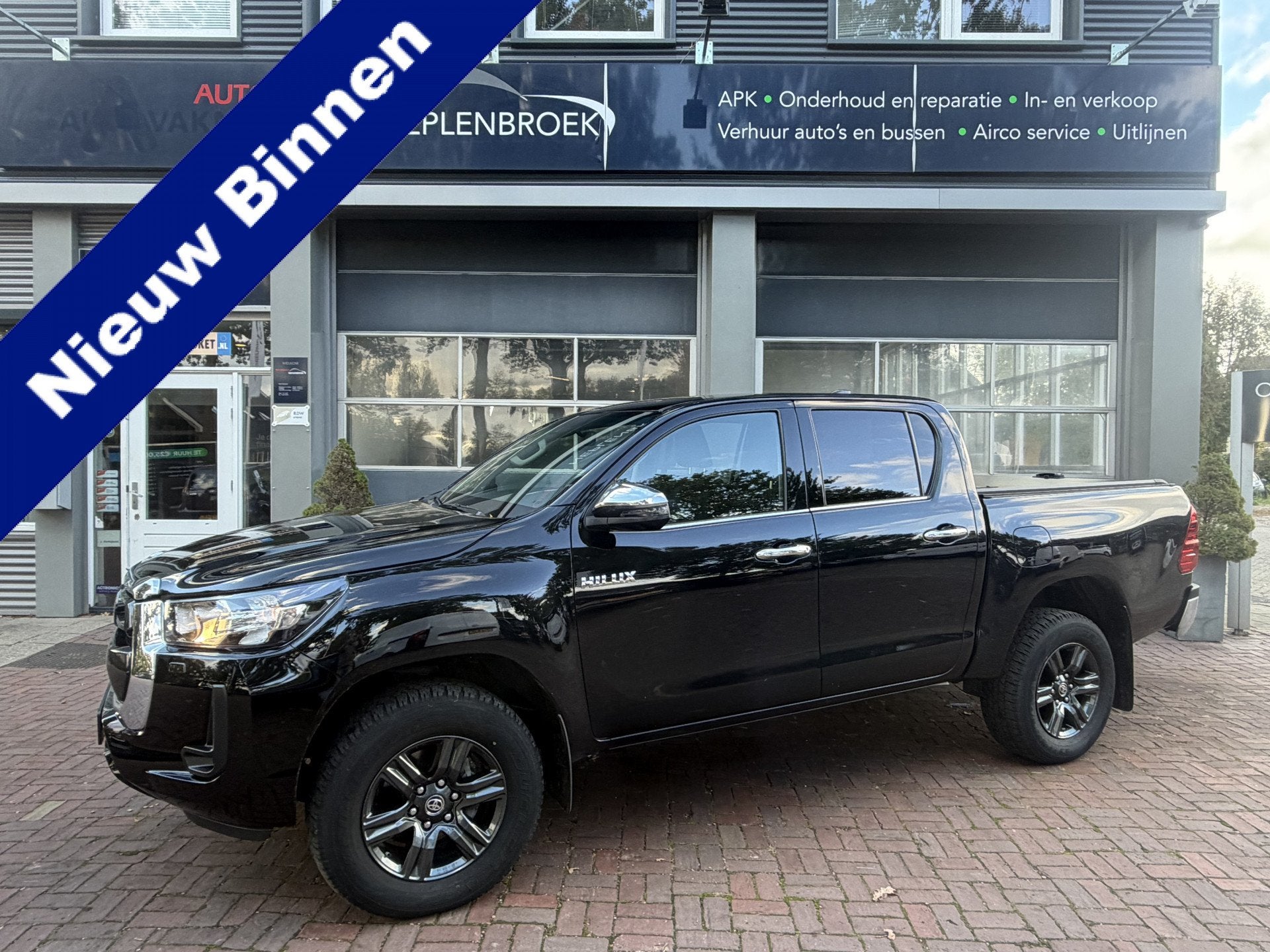 Toyota Hilux 2.4 D-4D Double Cab Challenger Bj 2024 Km 23.00, Dealer onderhouden, Stof, Gebruikt, 4 cilinders