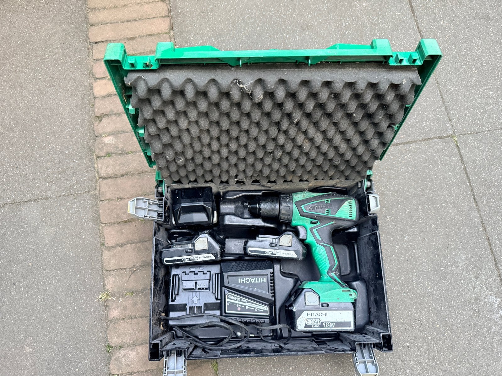 Hitachi DS18DBEL 18V Accuboormachine met 4 accu's en lader, Ophalen of Verzenden, Gebruikt, 600 watt of meer, Boor- en Schroefmachine