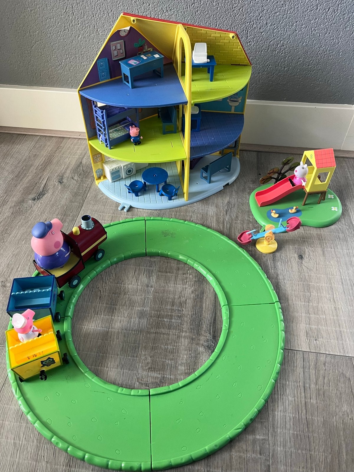 Peppa Pig Speelset: Huis, Trein en Speeltuin, Ophalen, Gebruikt, Jongen of Meisje