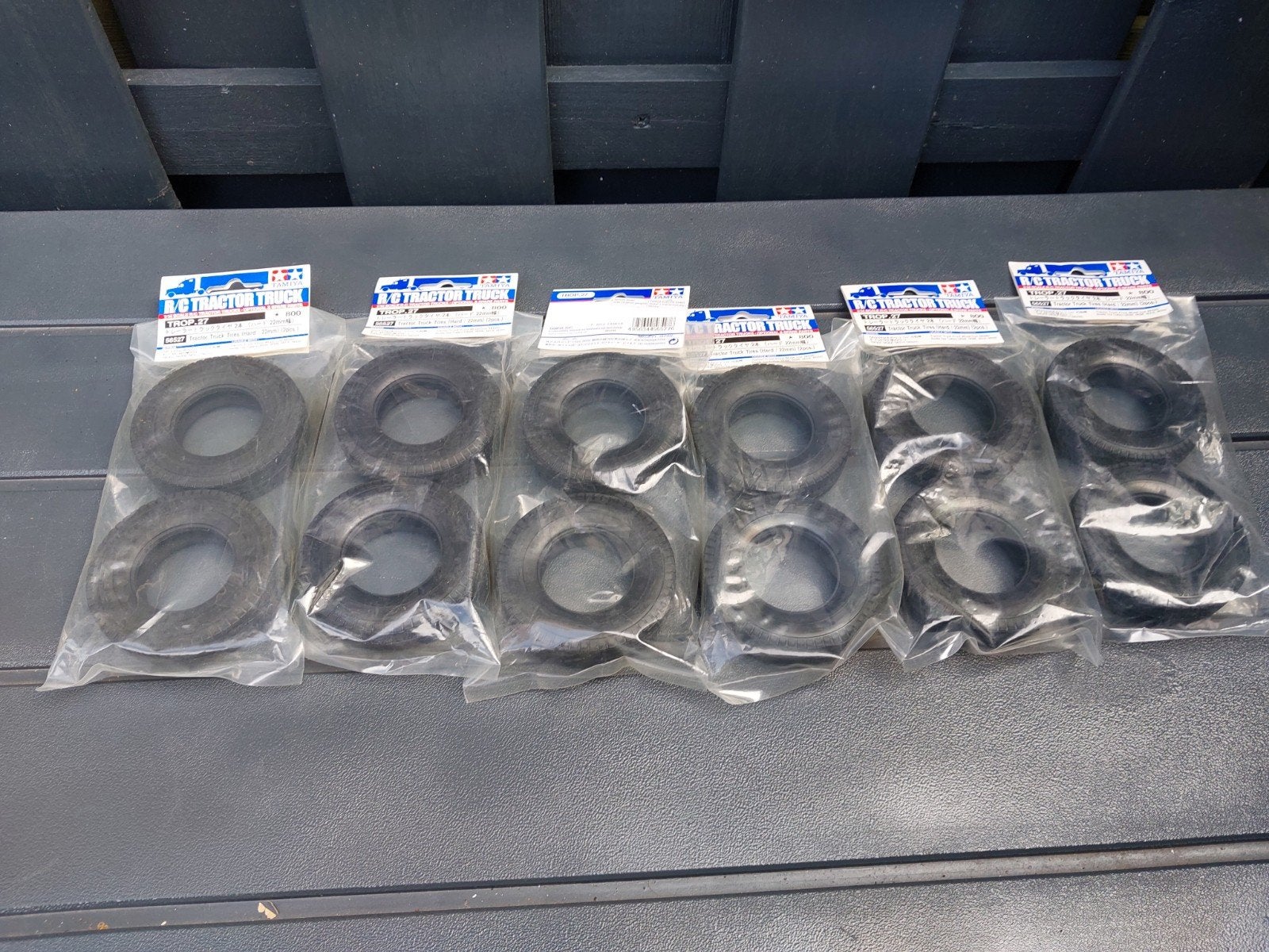 Tamiya Tractor Truck Tires (Hard / 22 mm) 2 pcs – 56527, Ophalen of Verzenden, Overige schalen, Onderdeel