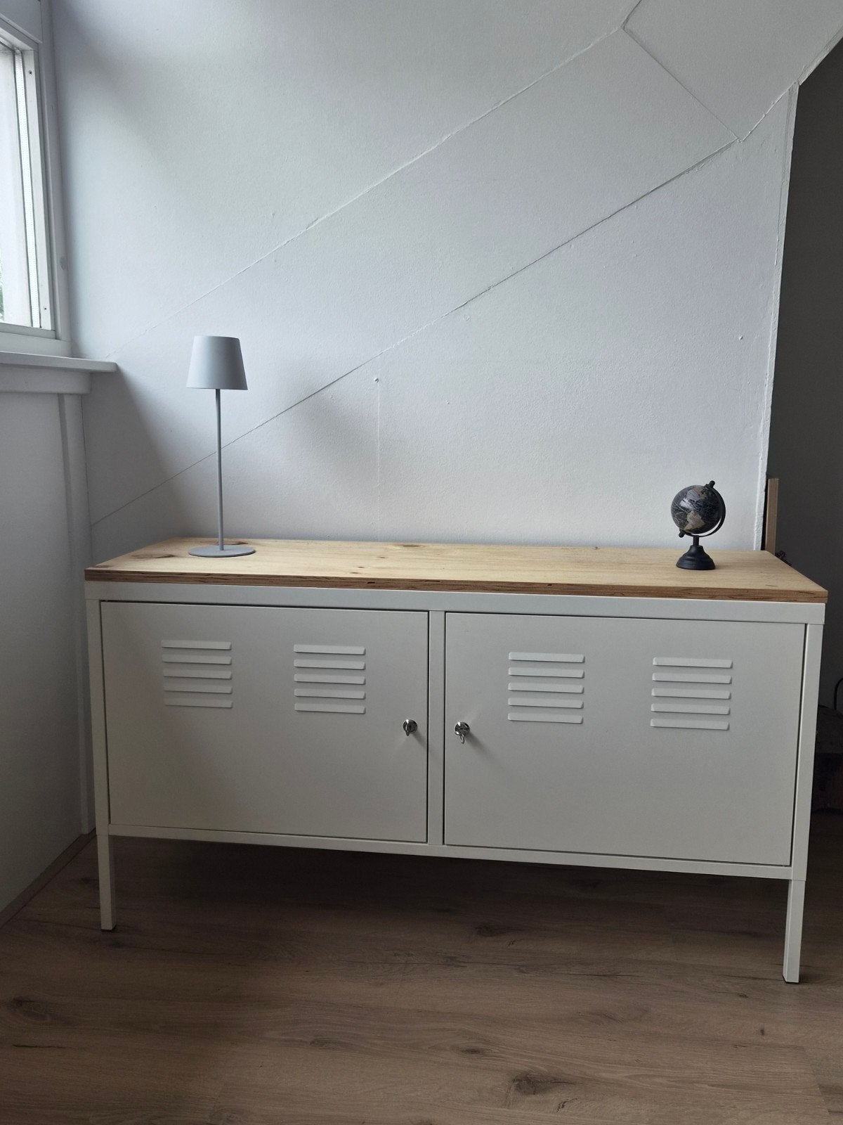Industriële locker kast dressoir Ikea met houten blad, Huis en Inrichting, Kasten | Lockerkasten, Ophalen, Gebruikt, Industrieel