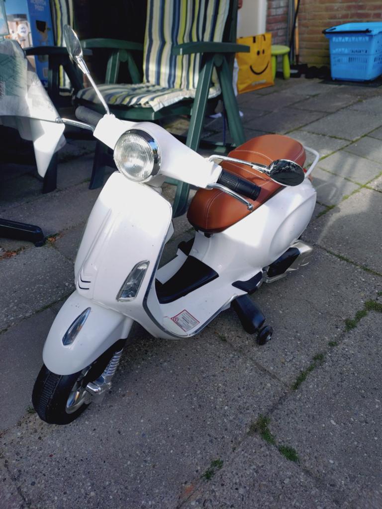 Elektrische kinderscooter Vespa stijl – wit – nette staat, Ophalen, Gebruikt
