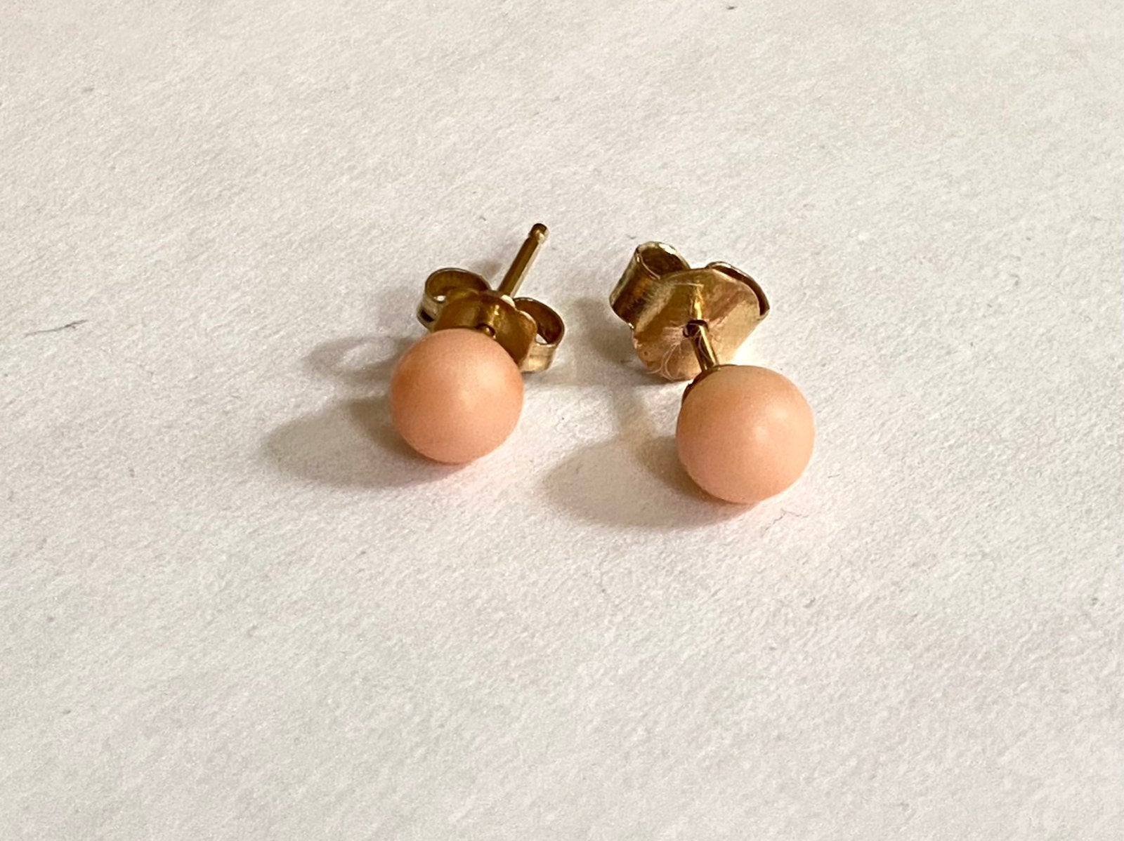 Oorbellen goud angelskin bloedkoraal, Ophalen of Verzenden, Goud, Oorbellen, Met edelsteen