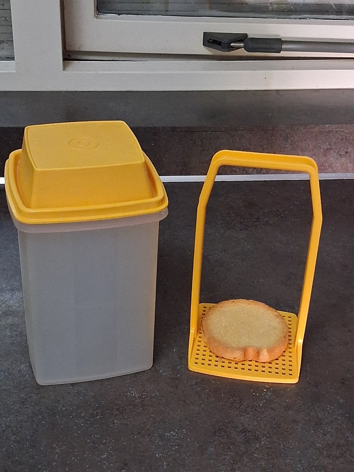 tupperware vintage beschuit bus / zuurpot augurk  groot geel, Ophalen of Verzenden, Geel