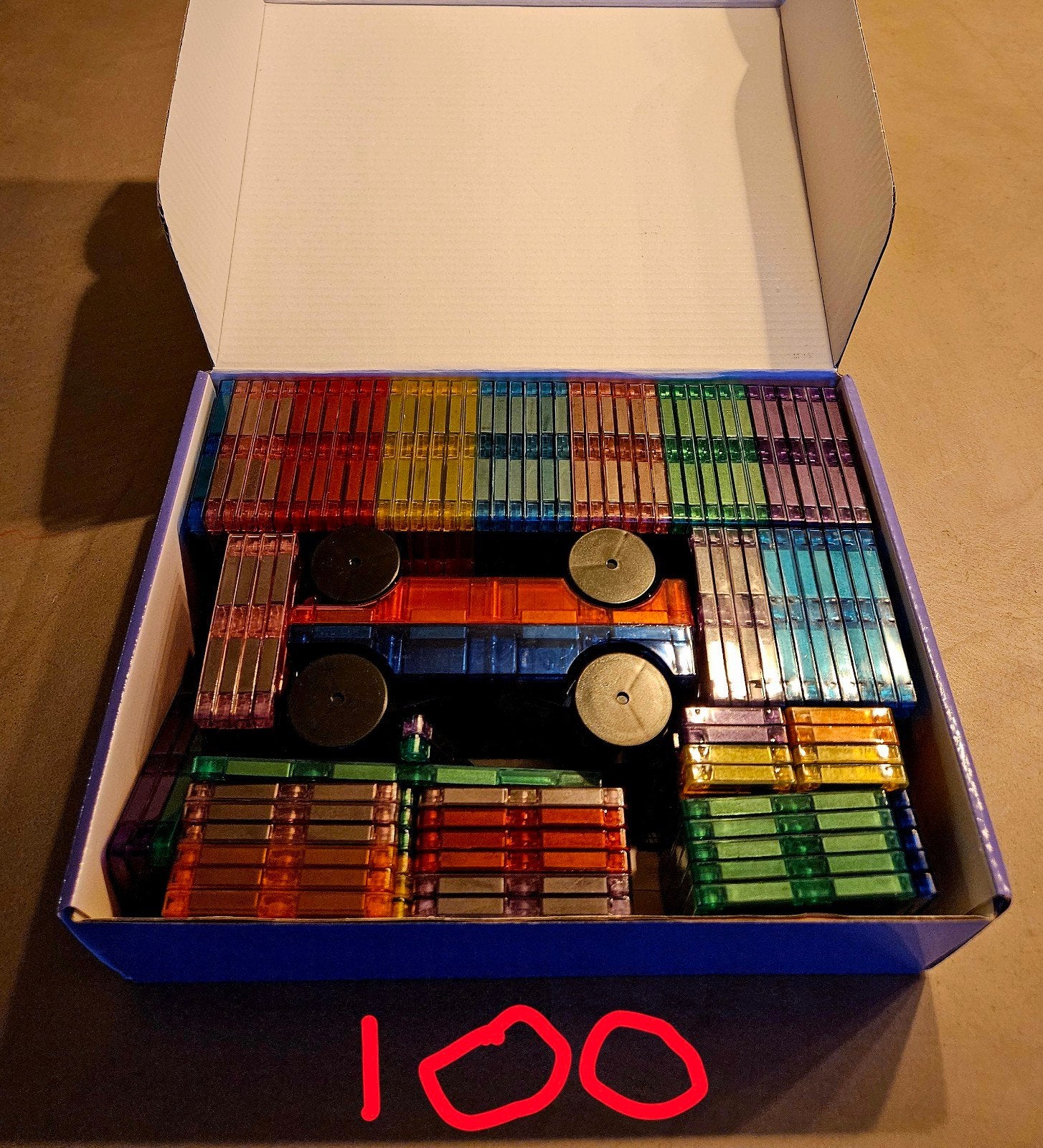 Magnetic Tiles | Nieuw | 100 delig | 2 auto's | 7,5 x 7,5 cm, Stichting Servitium, Info@stichtingservitium.nl, Nieuw, Ophalen of Verzenden