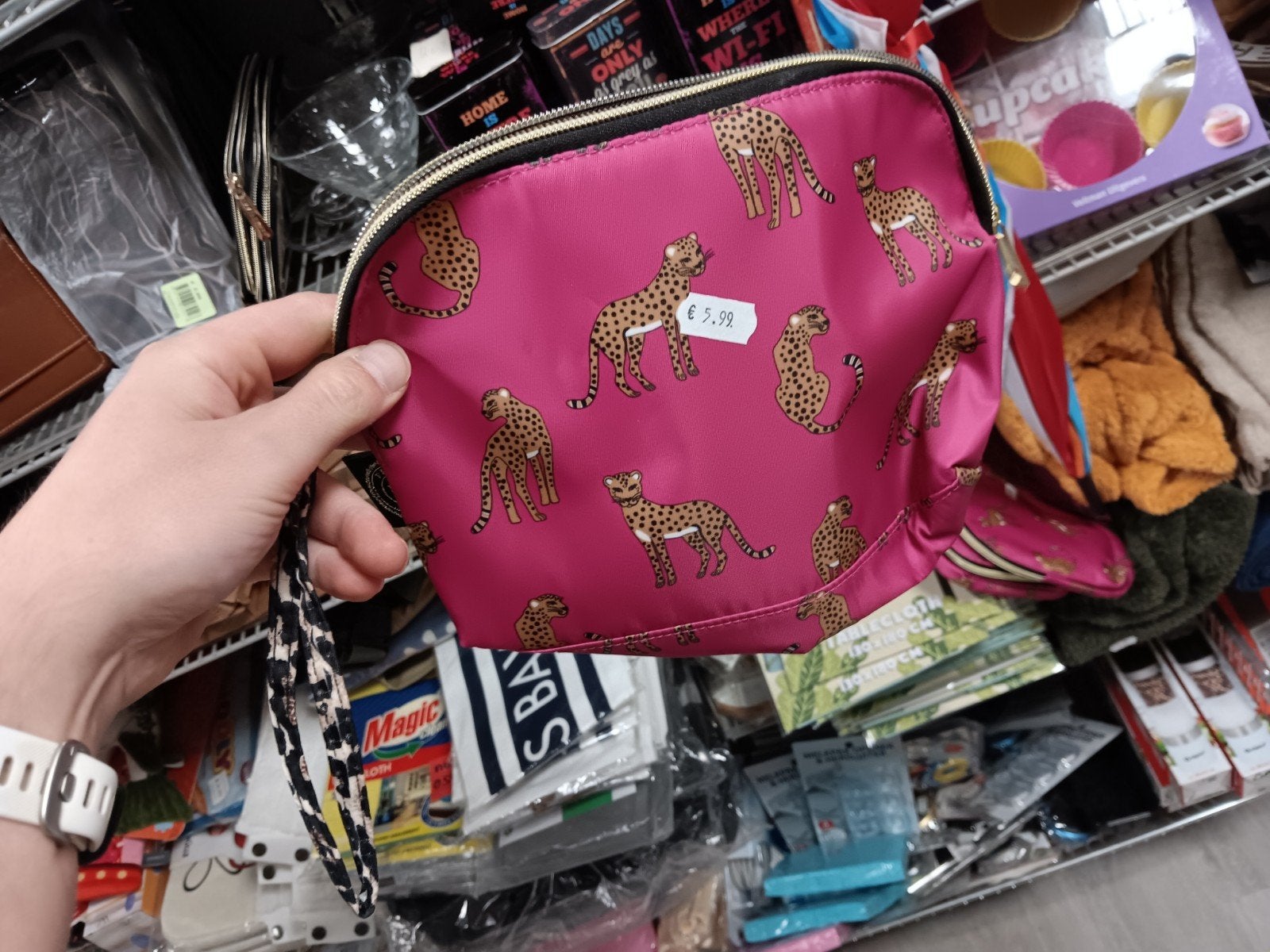 Roze toilettas met luipaardprint - Zo goed als nieuw, Sieraden, Tassen en Uiterlijk, Softcase, Onbekend, Ophalen of Verzenden