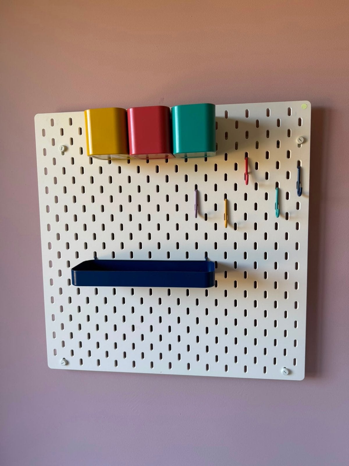 IKEA Skadis Pegboard met accessoires, Hout, Meerkleurig, Ophalen of Verzenden, Zo goed als nieuw