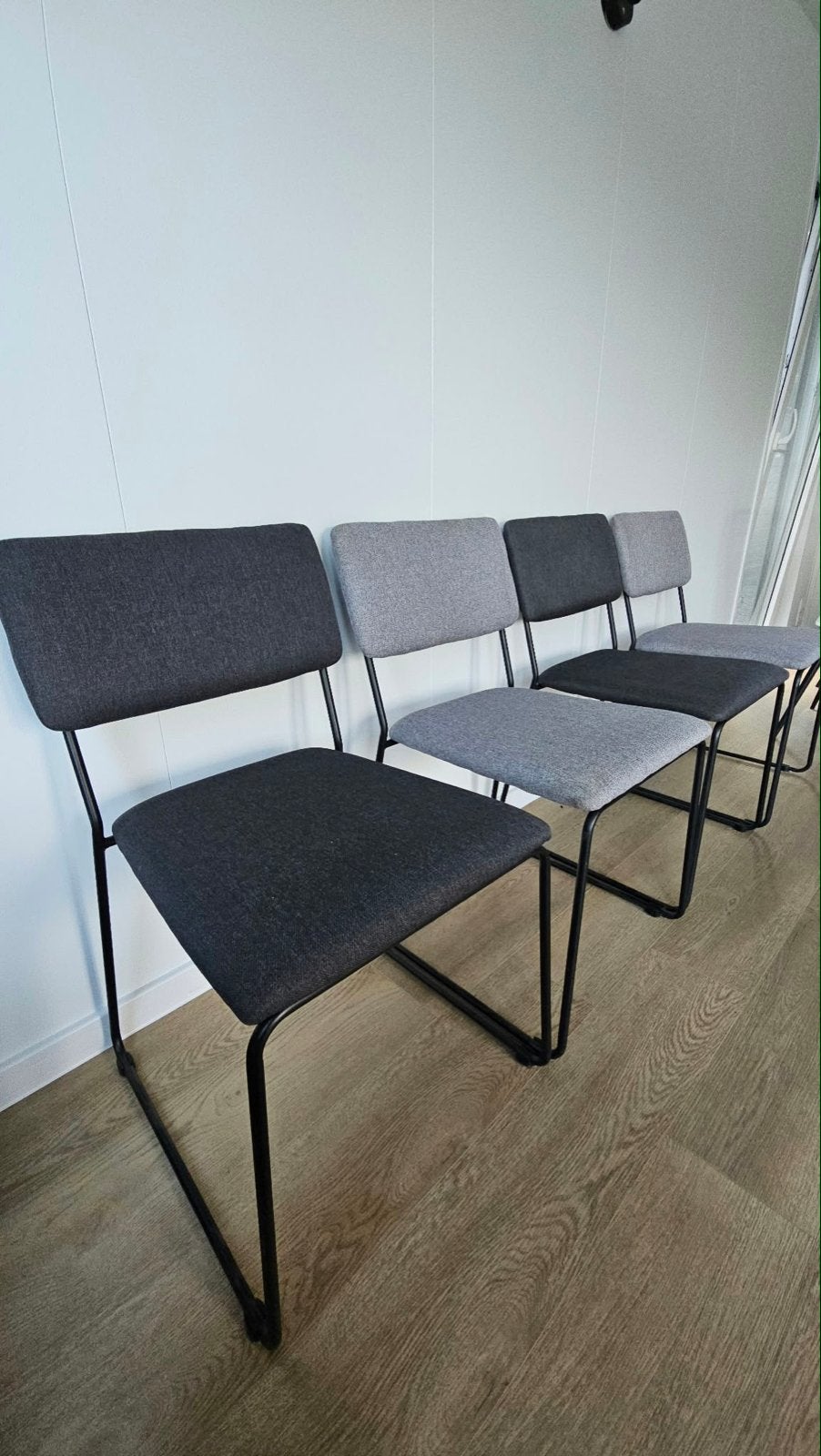4 antraciet en grijze moderne stoelen Lisomme John (Loods 5), Ophalen, Gebruikt, Modern, strak, chique, Vier