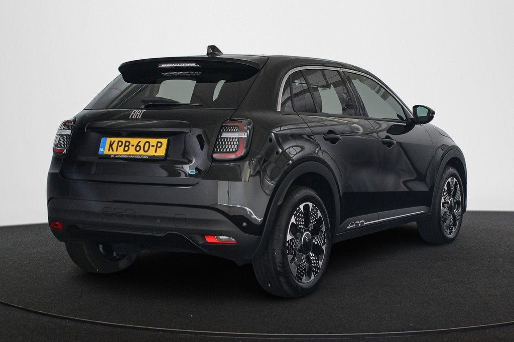 Fiat 600e La Prima 54 kWh Stoelverwarming Achteruitrijcamera, Auto's, Fiat, Gebruikt, 156 pk, Zwart, SUV of Terreinwagen