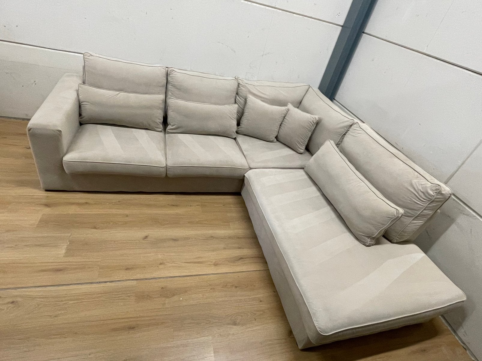 Mooie luxe suede  beige creme hoekbank - GEREINIGD!!!