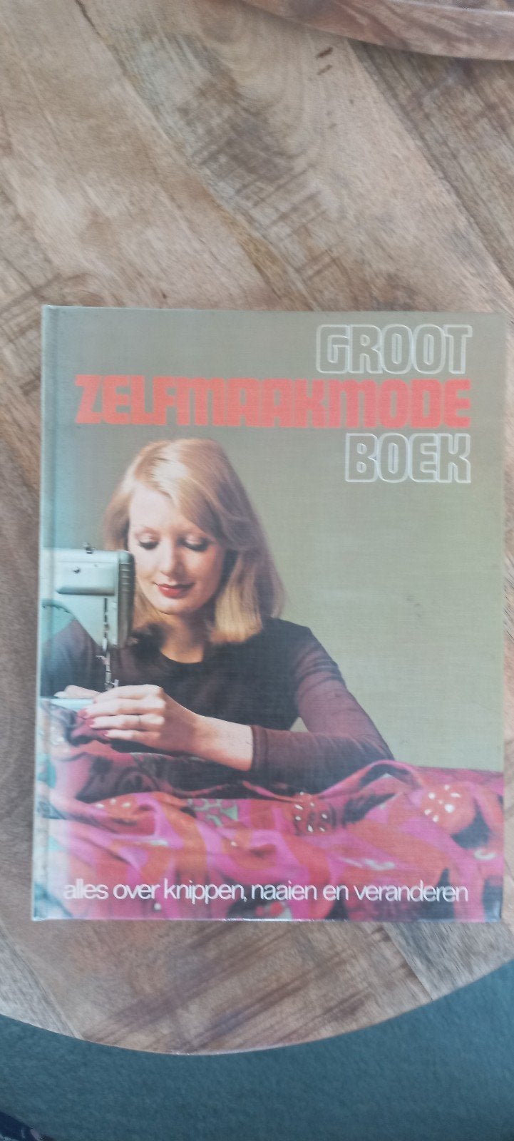 Zelfmaakmode Boek "MARION" - Knippen, Naaien, Veranderen, Ophalen of Verzenden, Gelezen, Borduren en Naaien