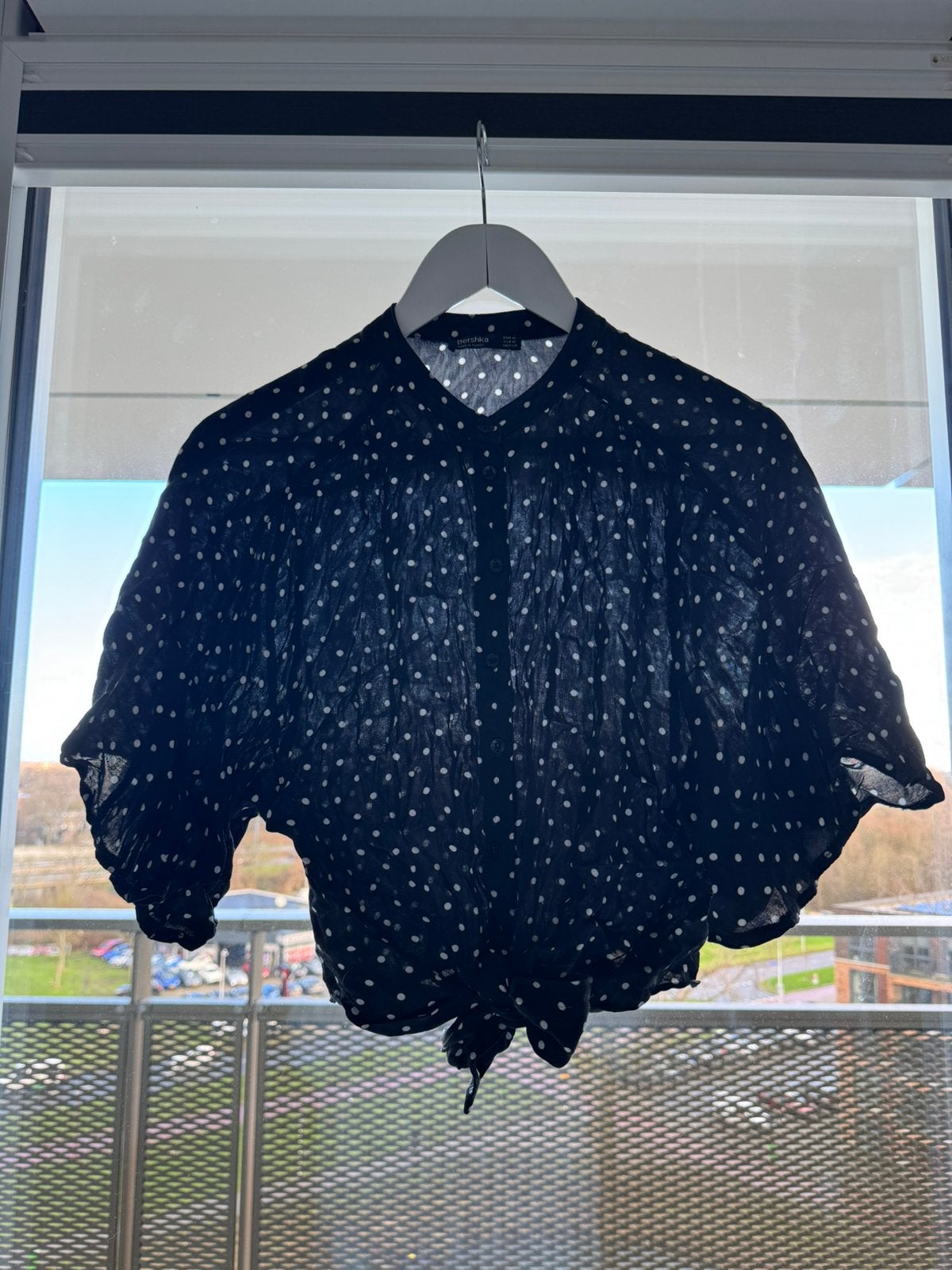 Bershka zwart gestippelde cropped blouse maat M, Maat 38/40 (M), Zwart, Gedragen, Bershka