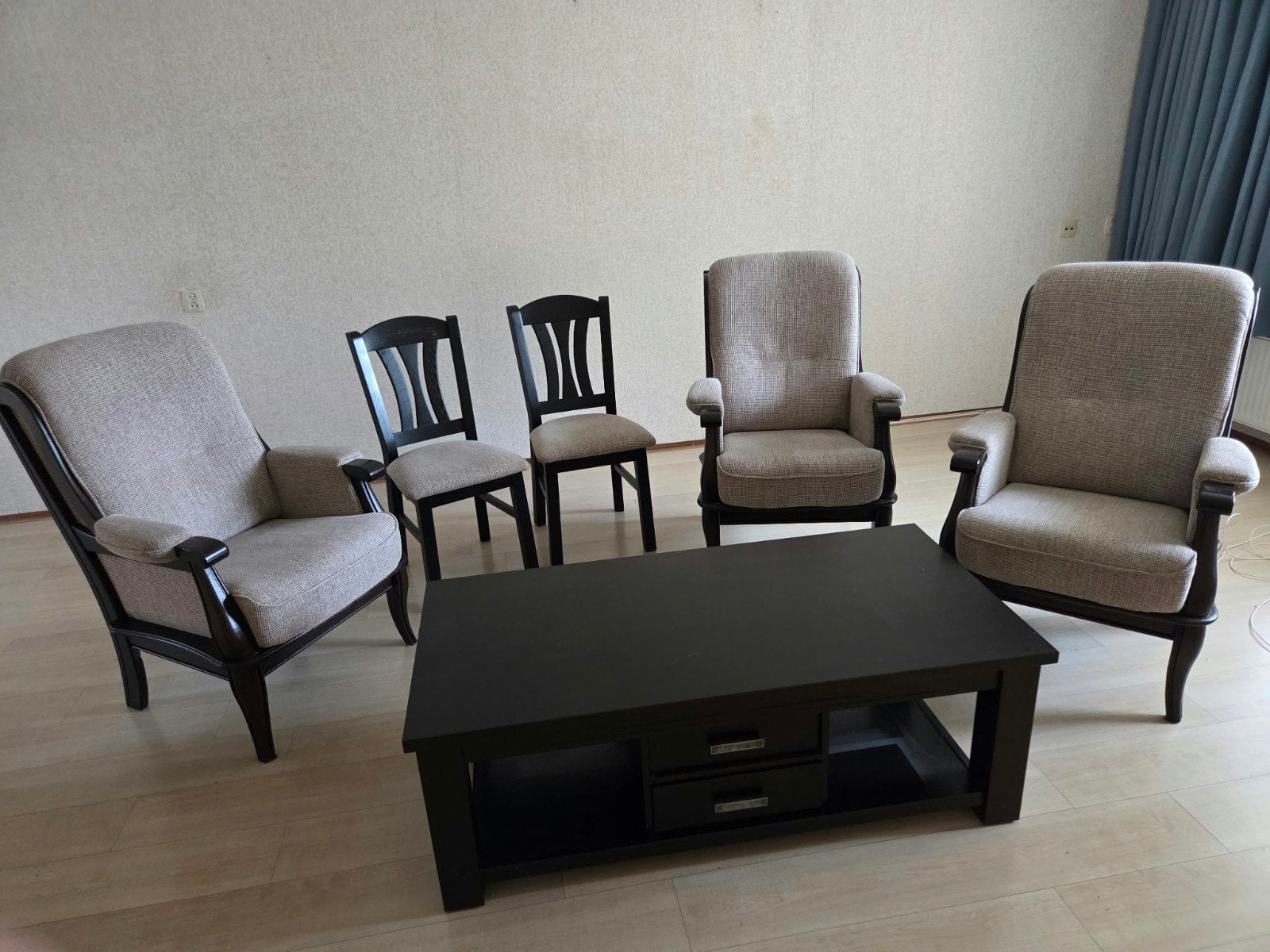 gratis ophalen uit Zevenaar. zeer nette stoelen en salontafe, Ophalen of Verzenden