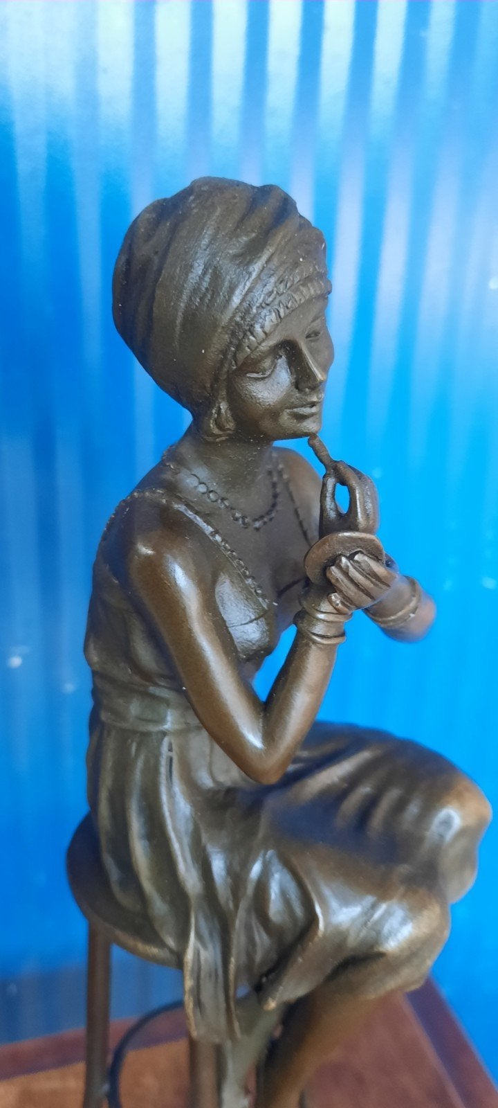 Bronzen beeldje van vrouw op barkruk, Art deco, Gemerkt, Ophalen of Verzenden, Brons