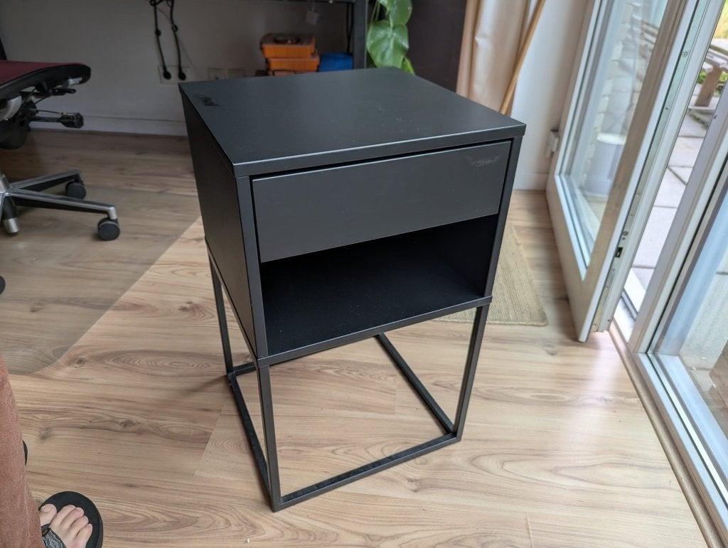 Nachtkastje | IKEA VIKHAMMER | Zwart, Huis en Inrichting, Ophalen, Gebruikt, Minder dan 45 cm, 55 tot 70 cm