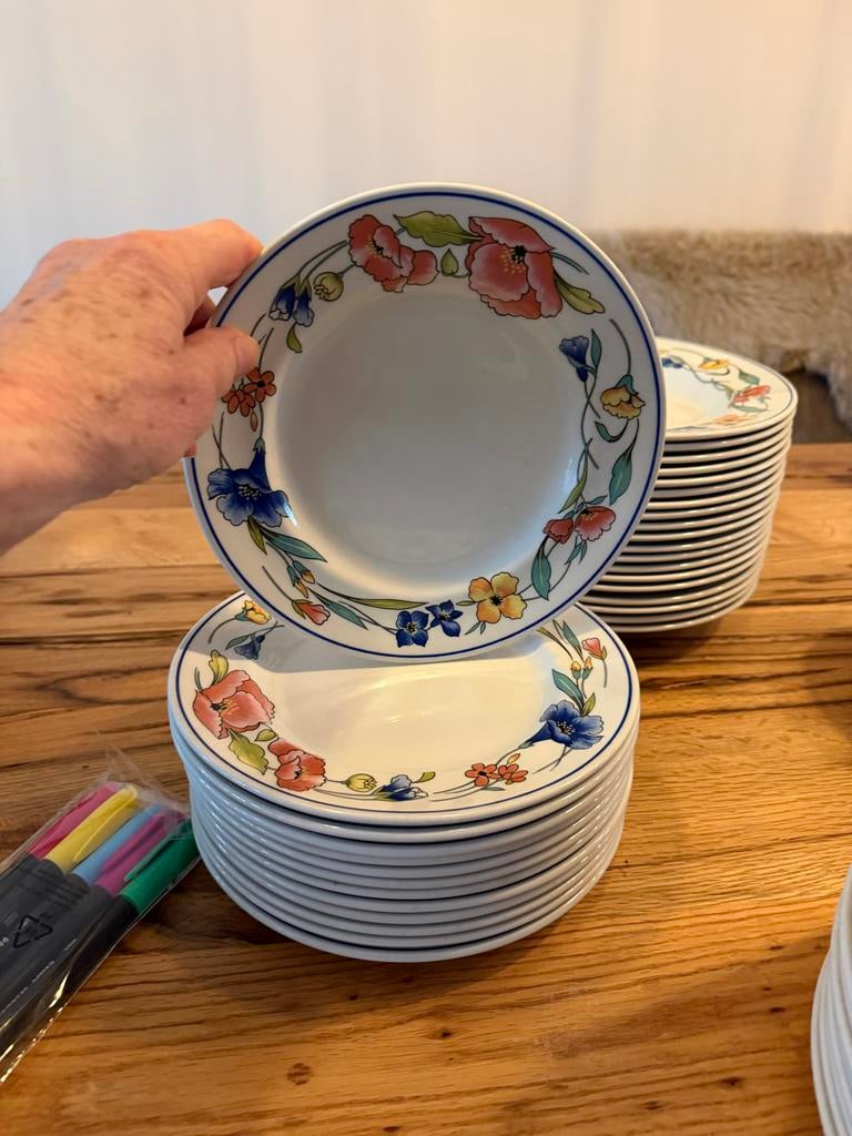 Servies met bloemen: borden in diverse maten, Huis en Inrichting, Keuken | Servies, Ophalen, Gebruikt, Keramiek, Overige stijlen